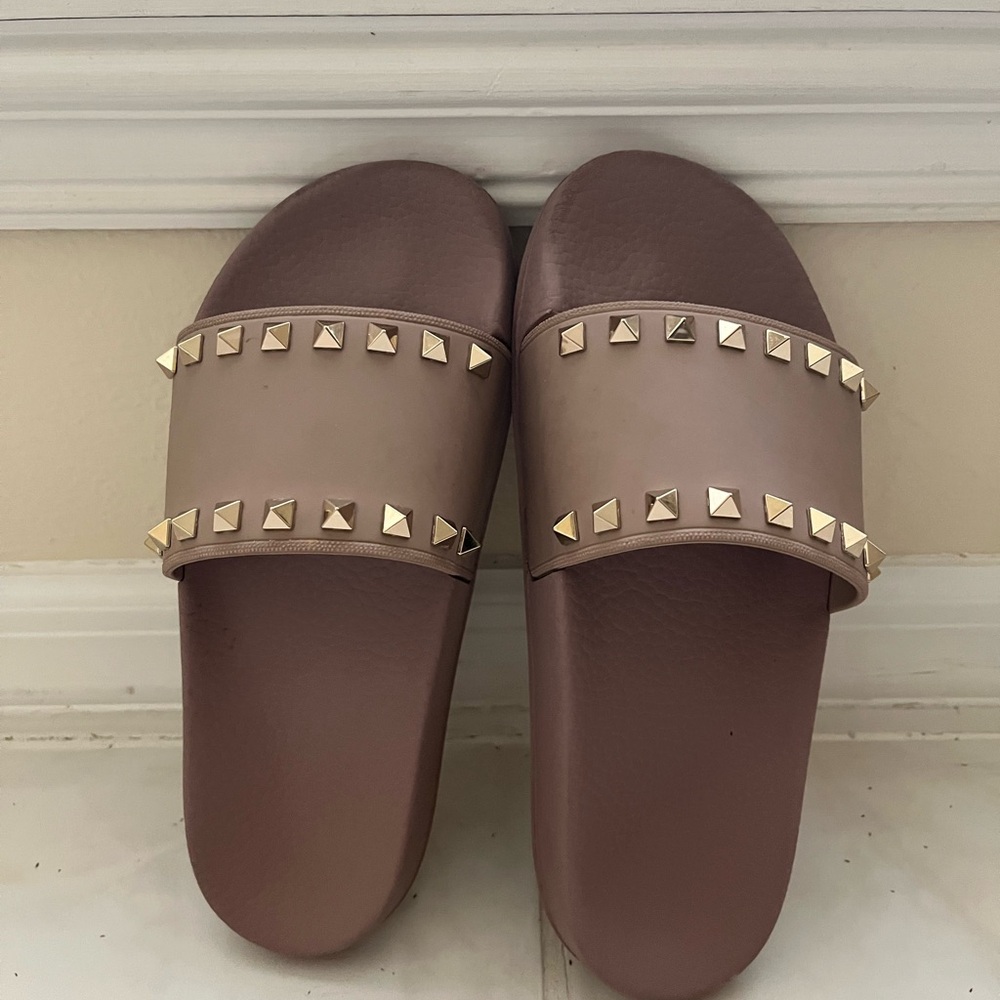 Valentino Rockstuds Slide Sandals in Mauve
